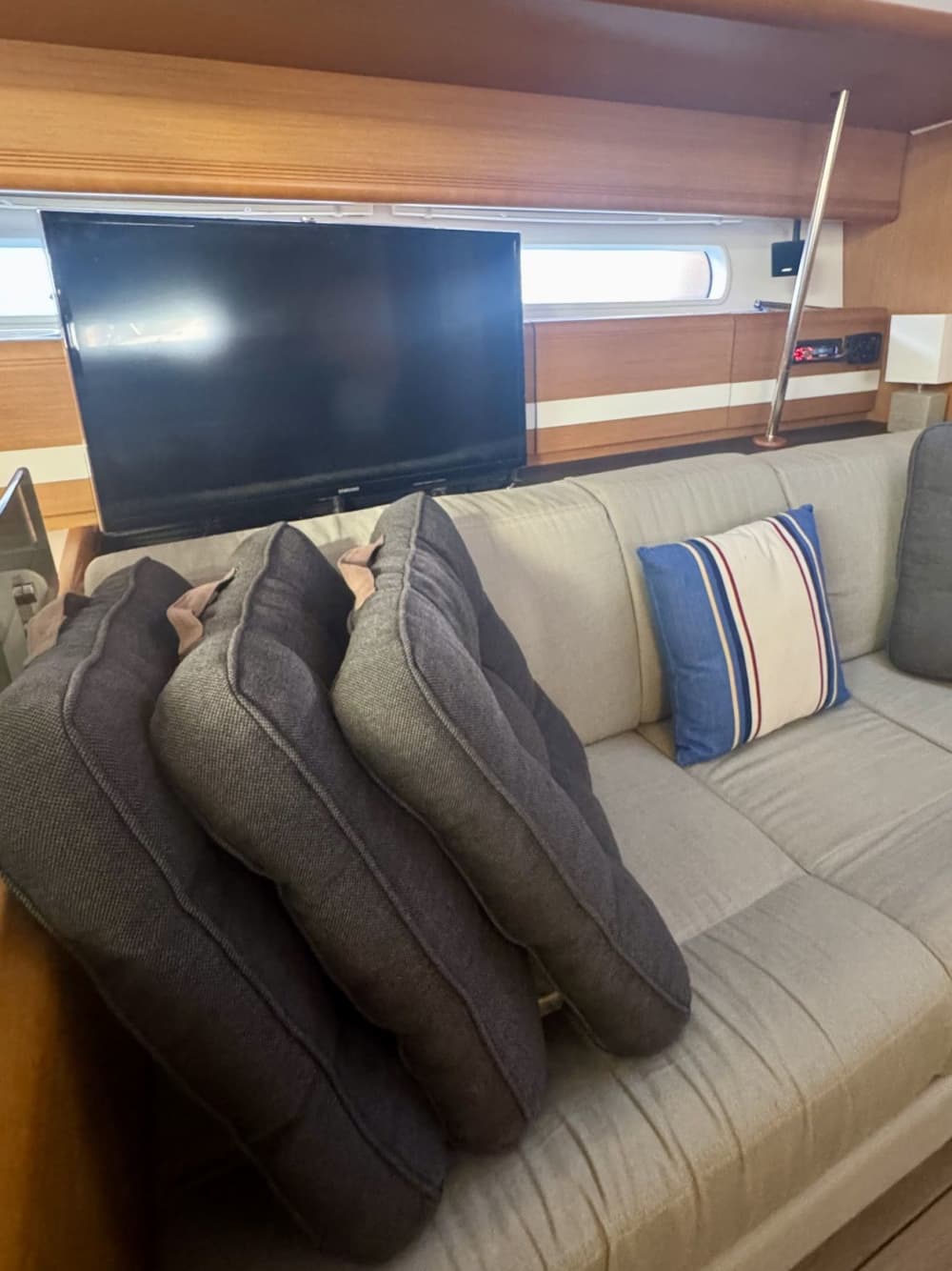 Ιδιωτική κρουαζιέρα μισής ημέρας στο Γαλάζιο Σπήλαιο και το Κολόσεπ