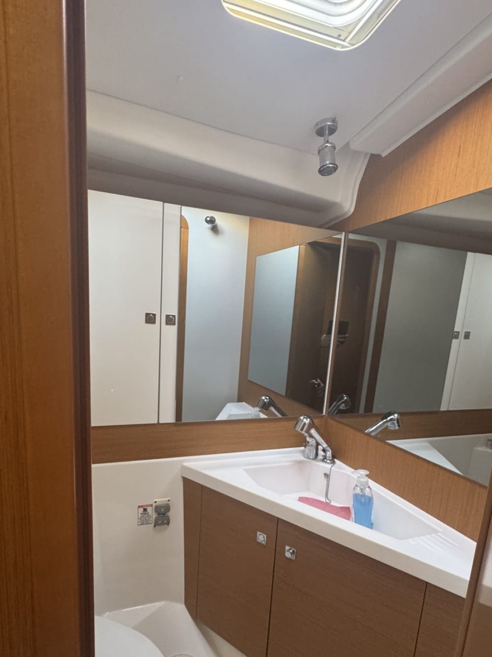 Ιδιωτική κρουαζιέρα μισής ημέρας στο Γαλάζιο Σπήλαιο και το Κολόσεπ