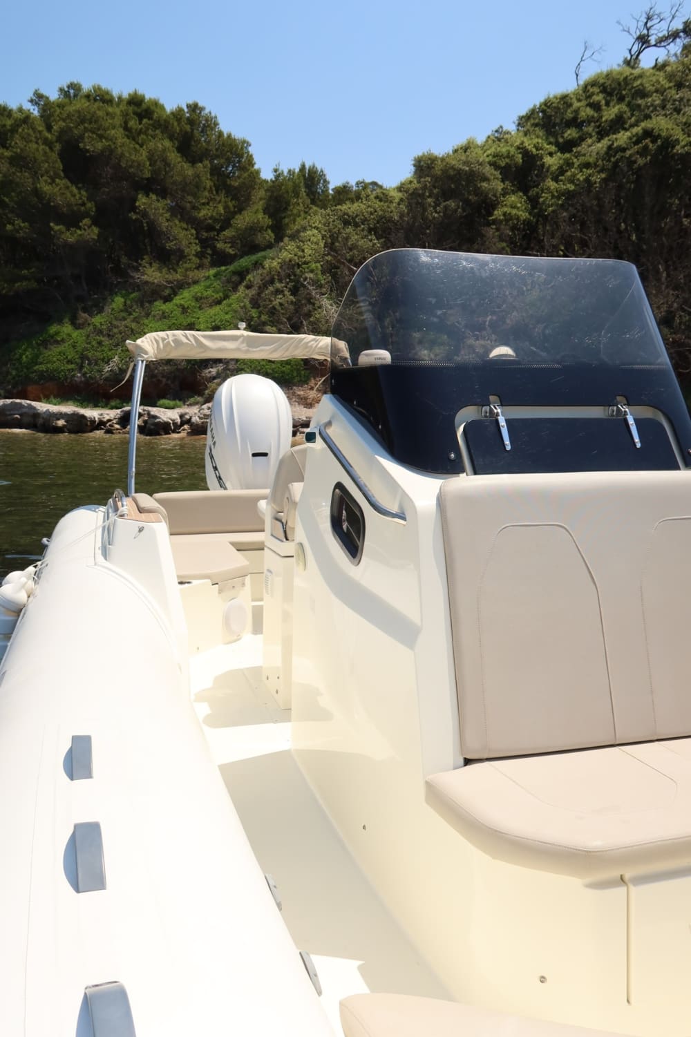 Reserve 9 horas para descobrir a magia escondida de Hyères a partir das ondas.