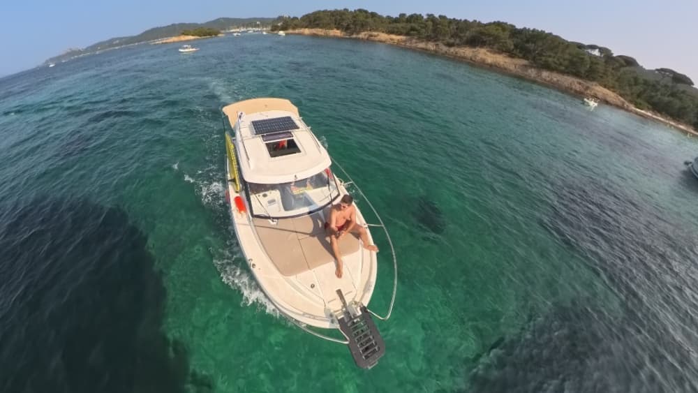 Aproveite cada momento: Um dia inteiro de sol em Hyères a bordo de uma lancha.