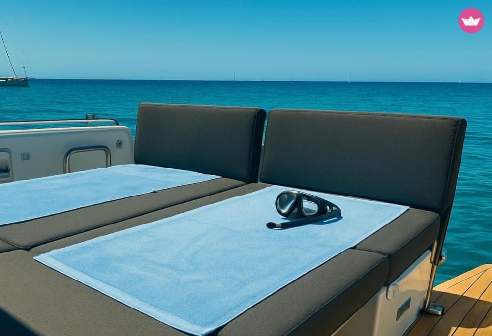 Explora la costa sur de Ibiza: día completo con snorkel