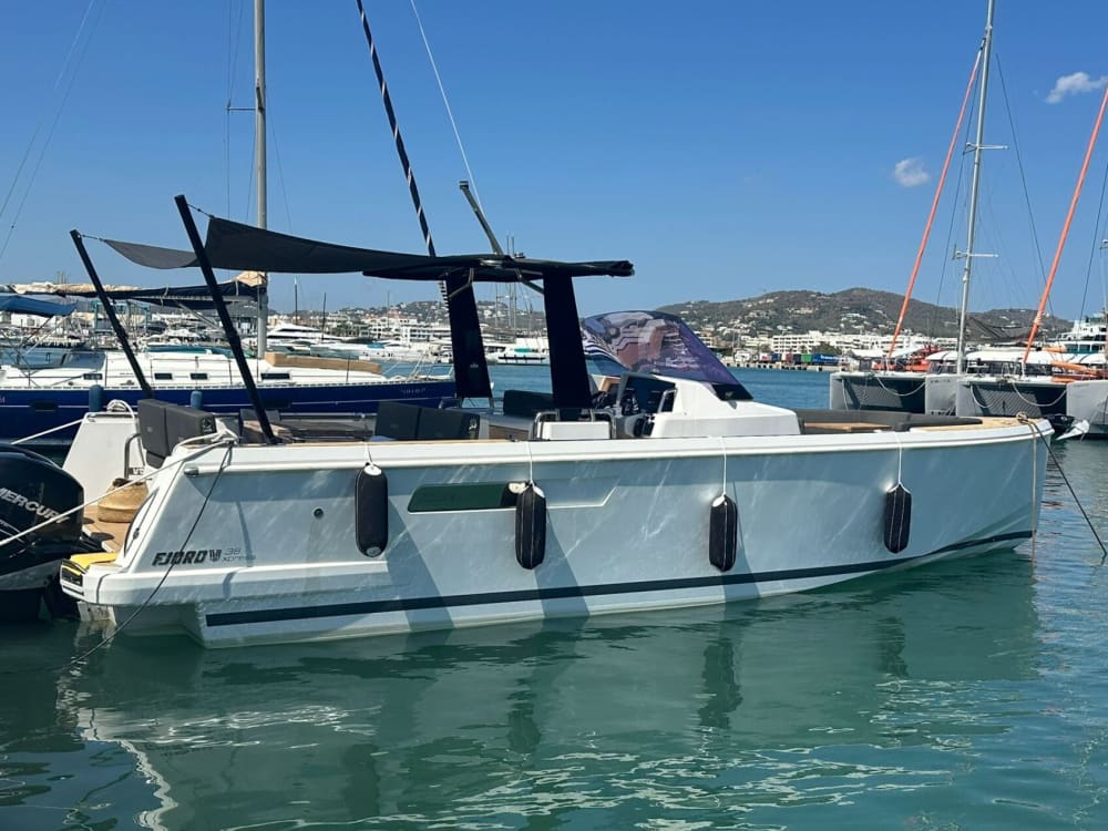 Explora la costa sur de Ibiza: día completo con snorkel