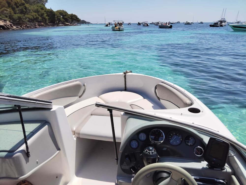 Explora Cannes en mig dia: lloga una llanxa de motor durant 3h45