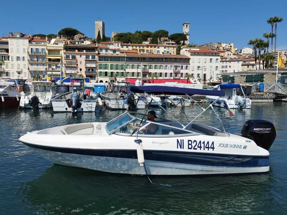 Explora Cannes en mig dia: lloga una llanxa de motor durant 3h45