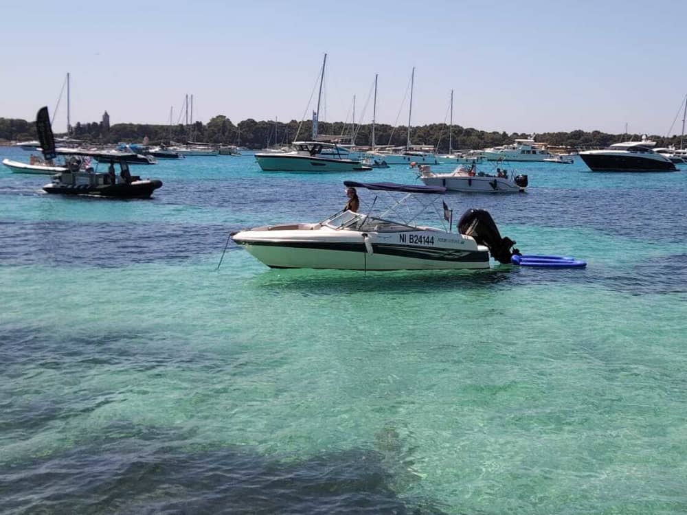 Explora Cannes en mig dia: lloga una llanxa de motor durant 3h45