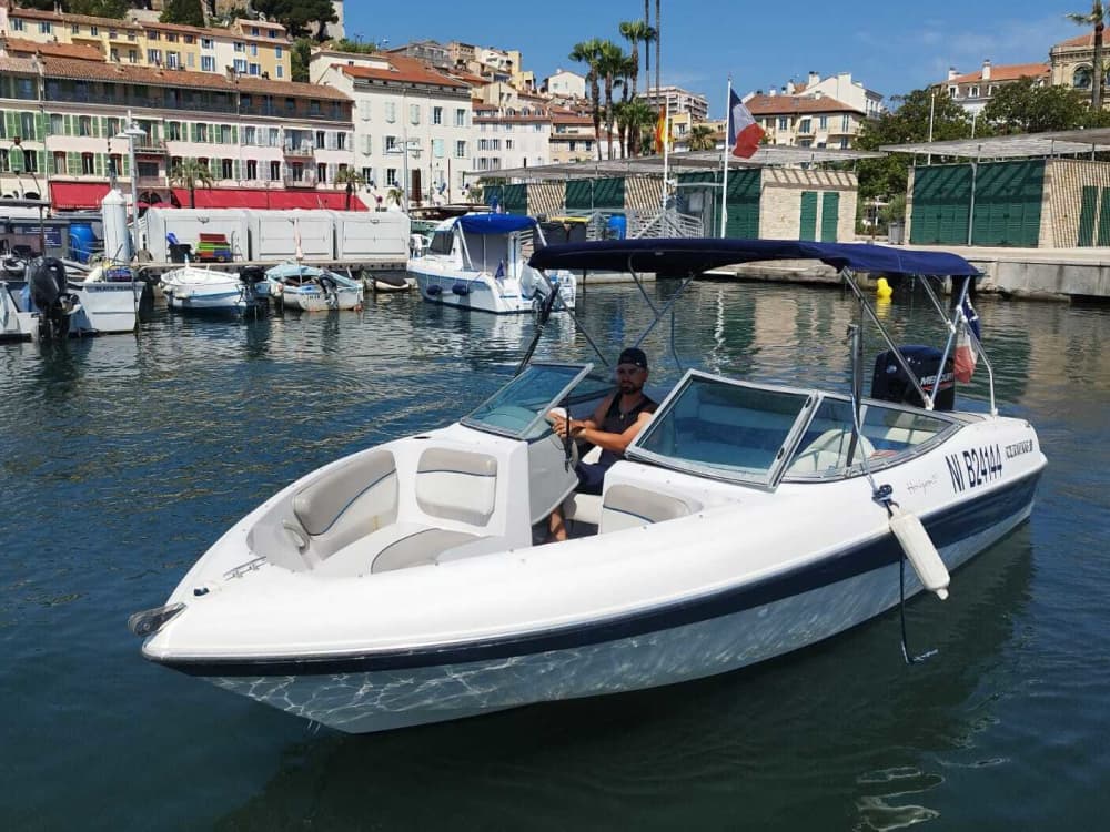 Explora Cannes en mig dia: lloga una llanxa de motor durant 3h45