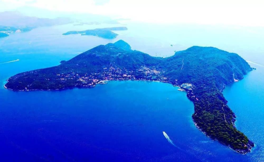 Blaue Höhlen & Inselleben – Ein ganzer Tag auf See