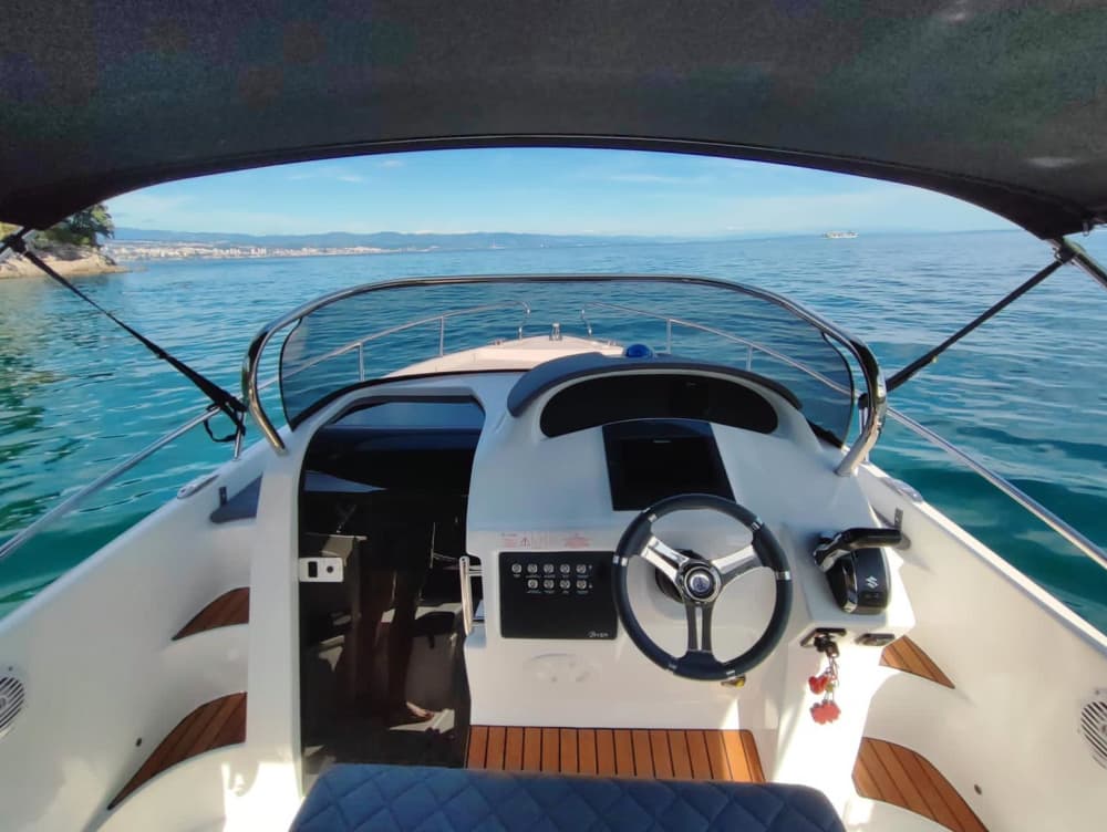 Facile fuga da Opatija: un'escursione in barca di 4 ore su un motoscafo.