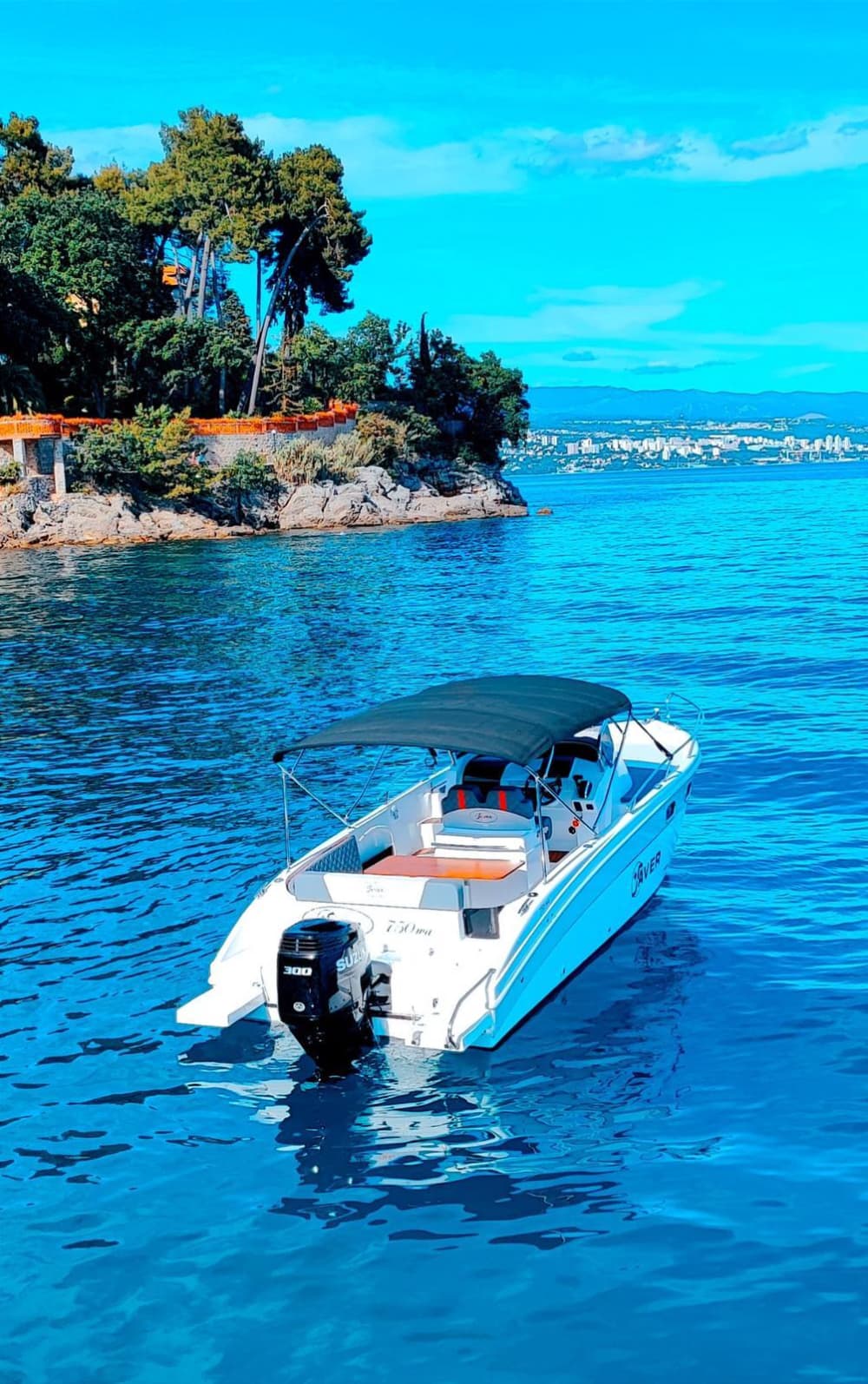 Facile fuga da Opatija: un'escursione in barca di 4 ore su un motoscafo.