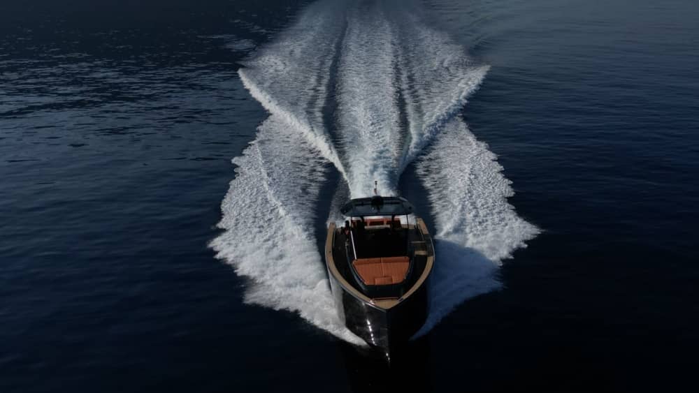 Explore todos os ângulos de Santorini – Passeio de iate excepcional com paradas para mergulho