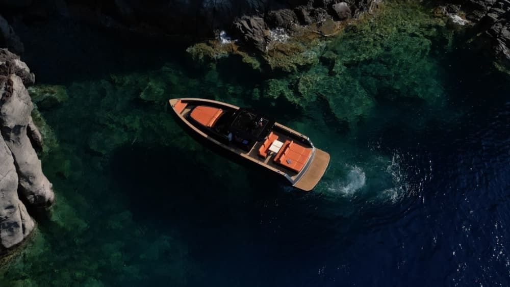 Explore todos os ângulos de Santorini – Passeio de iate excepcional com paradas para mergulho