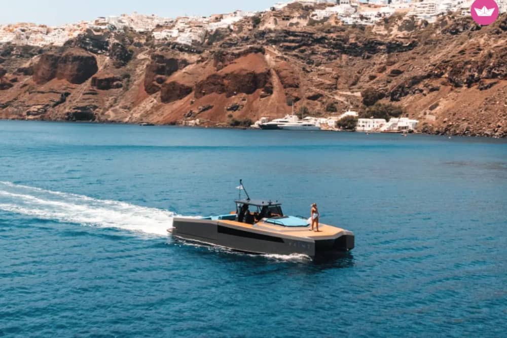 Assista ao brilho de Oia – Experiência de navegação ao pôr do sol em Santorini com jantar