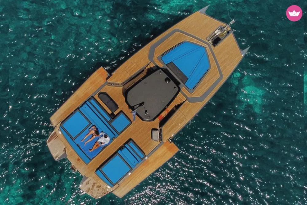 Assista ao brilho de Oia – Experiência de navegação ao pôr do sol em Santorini com jantar