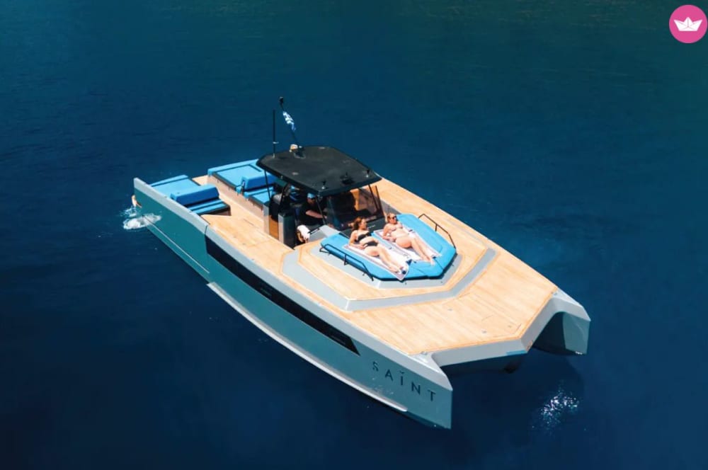 Assista ao brilho de Oia – Experiência de navegação ao pôr do sol em Santorini com jantar