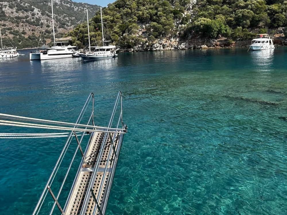 Sofisticación en alta mar: Descubra Göcek en un goleta de lujo.