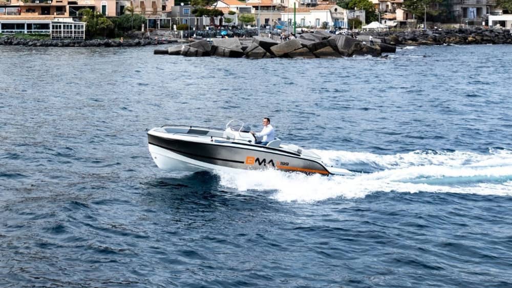 Les Cyclopes vus de la mer : une visite de 3 heures au départ d'Aci Trezza
