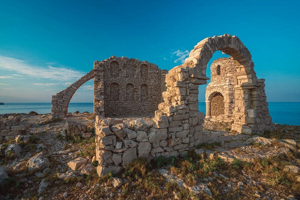Odkryj Dugi Otok: jaskinie, plaża i wrak statku (8 godz.)