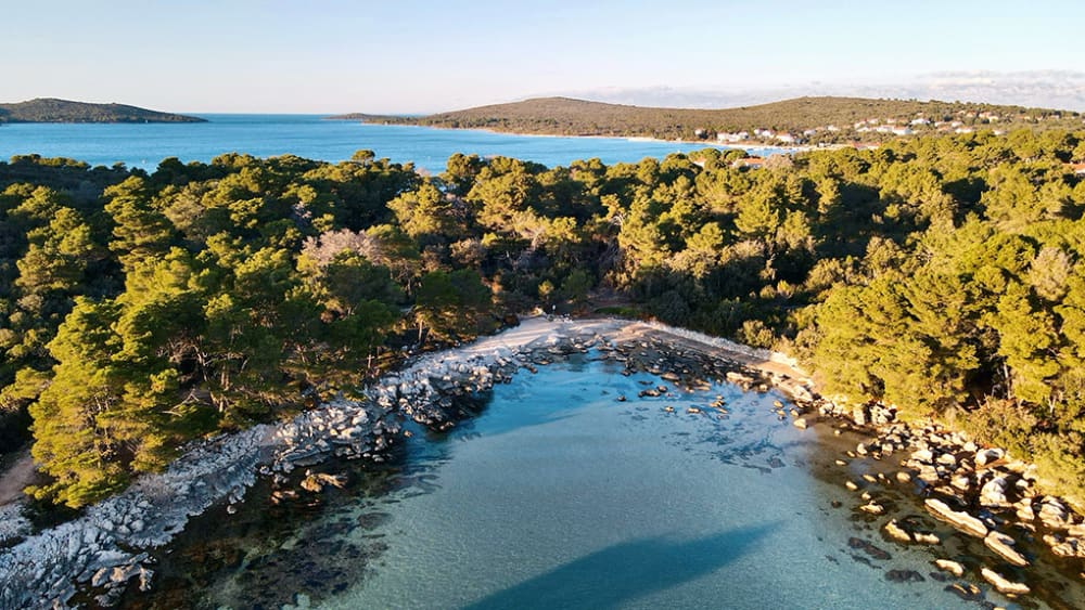 Odkryj Dugi Otok: jaskinie, plaża i wrak statku (8 godz.)