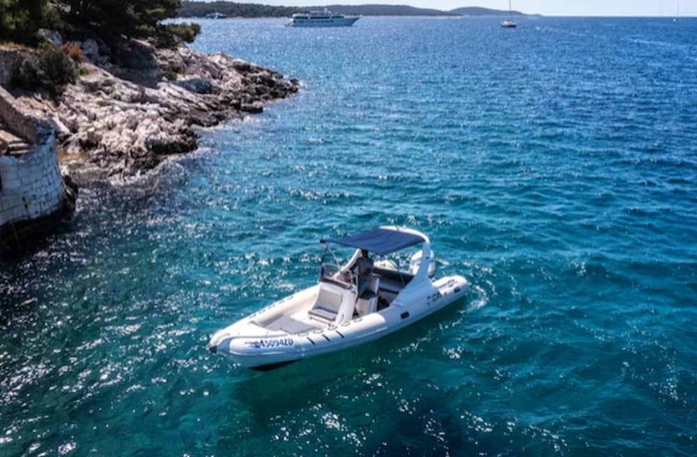 Odkryj Dugi Otok: jaskinie, plaża i wrak statku (8 godz.)