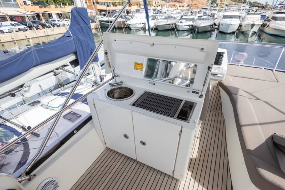 Sortie en yacht au couché de soleil