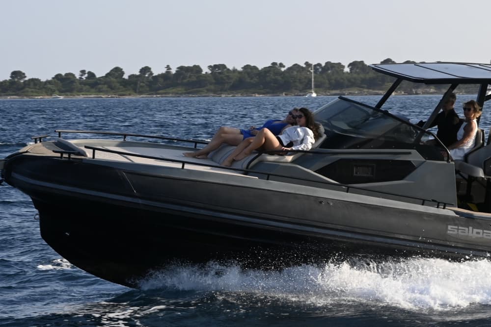 Vivi per le onde: una gita di mezza giornata a Cannes a bordo di un motoscafo.