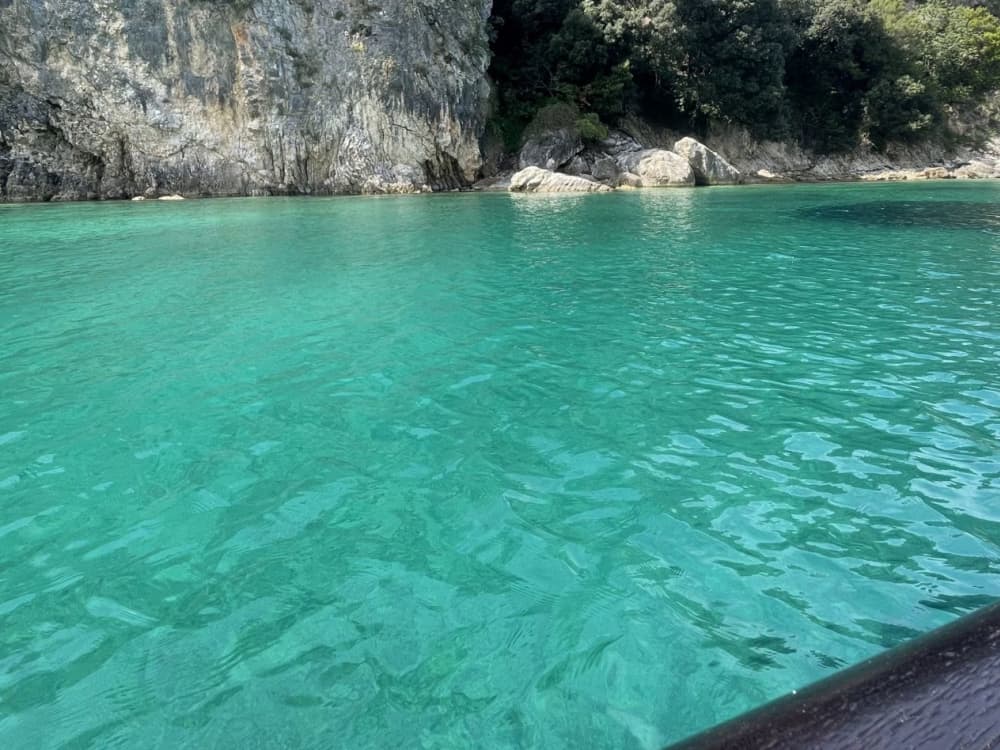 Entdecken Sie die albanische Geschichte! Private Schnellboottour von Saranda nach Himara