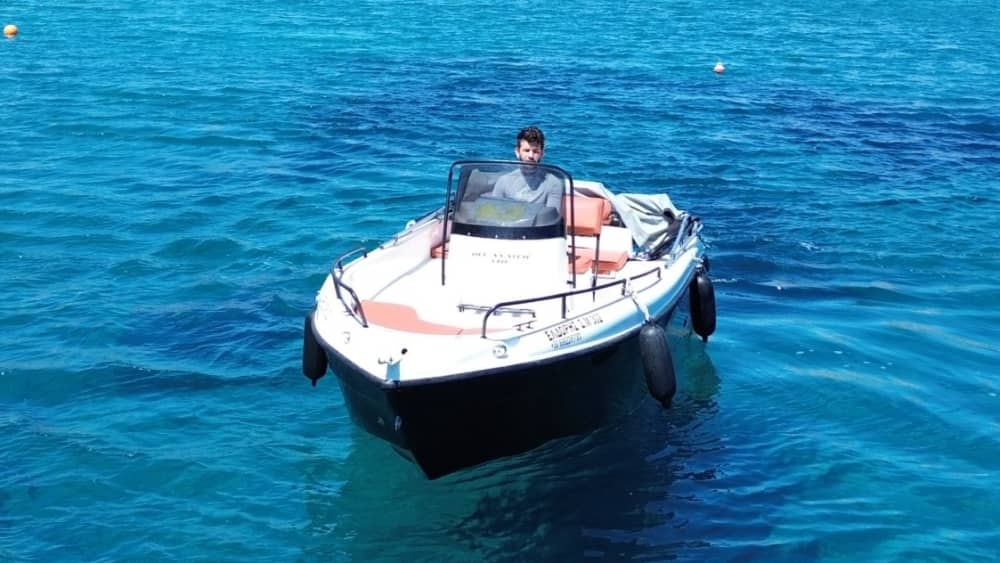 Ολοήμερη εκδρομή με μηχανοκίνητο σκάφος 🌊
Ανακαλύψτε την κρυμμένη ομορφιά του λιμανιού της Μήλου—κρυστάλλινα νερά, μυστικές σπηλιές και αξέχαστη θέα στην ακτή, όλα σε μια απίστευτη μέρα.