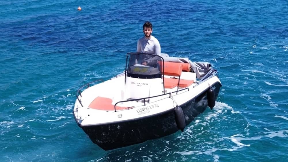 Ολοήμερη εκδρομή με μηχανοκίνητο σκάφος 🌊
Ανακαλύψτε την κρυμμένη ομορφιά του λιμανιού της Μήλου—κρυστάλλινα νερά, μυστικές σπηλιές και αξέχαστη θέα στην ακτή, όλα σε μια απίστευτη μέρα.