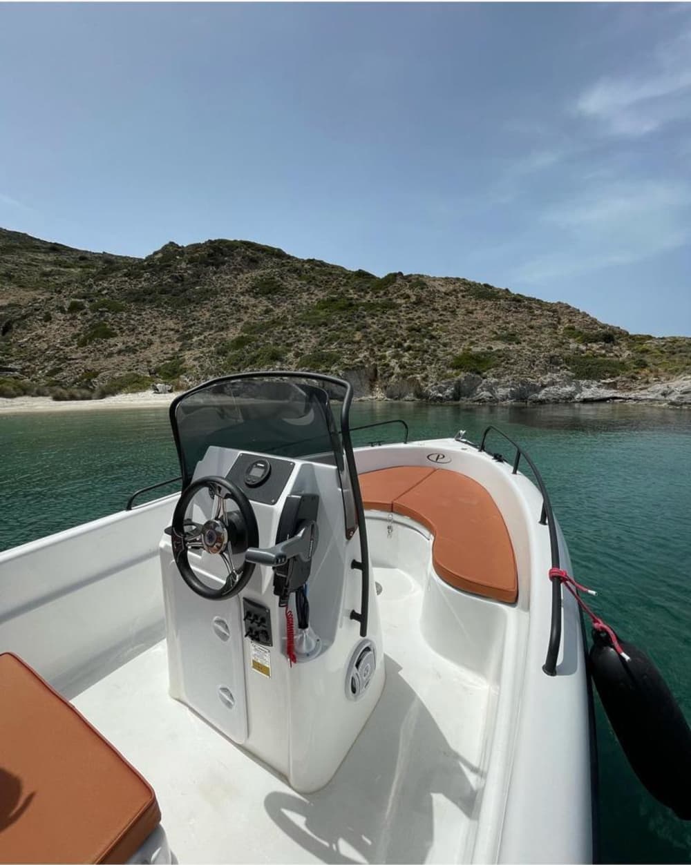 Ολοήμερη εκδρομή με μηχανοκίνητο σκάφος 🌊
Ανακαλύψτε την κρυμμένη ομορφιά του λιμανιού της Μήλου—κρυστάλλινα νερά, μυστικές σπηλιές και αξέχαστη θέα στην ακτή, όλα σε μια απίστευτη μέρα.