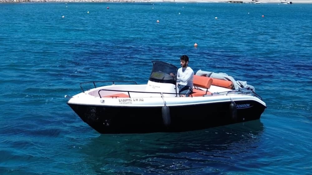 Ολοήμερη εκδρομή με μηχανοκίνητο σκάφος 🌊
Ανακαλύψτε την κρυμμένη ομορφιά του λιμανιού της Μήλου—κρυστάλλινα νερά, μυστικές σπηλιές και αξέχαστη θέα στην ακτή, όλα σε μια απίστευτη μέρα.