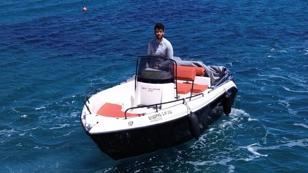 Ολοήμερη εκδρομή με μηχανοκίνητο σκάφος 🌊
Ανακαλύψτε την κρυμμένη ομορφιά του λιμανιού της Μήλου—κρυστάλλινα νερά, μυστικές σπηλιές και αξέχαστη θέα στην ακτή, όλα σε μια απίστευτη μέρα.