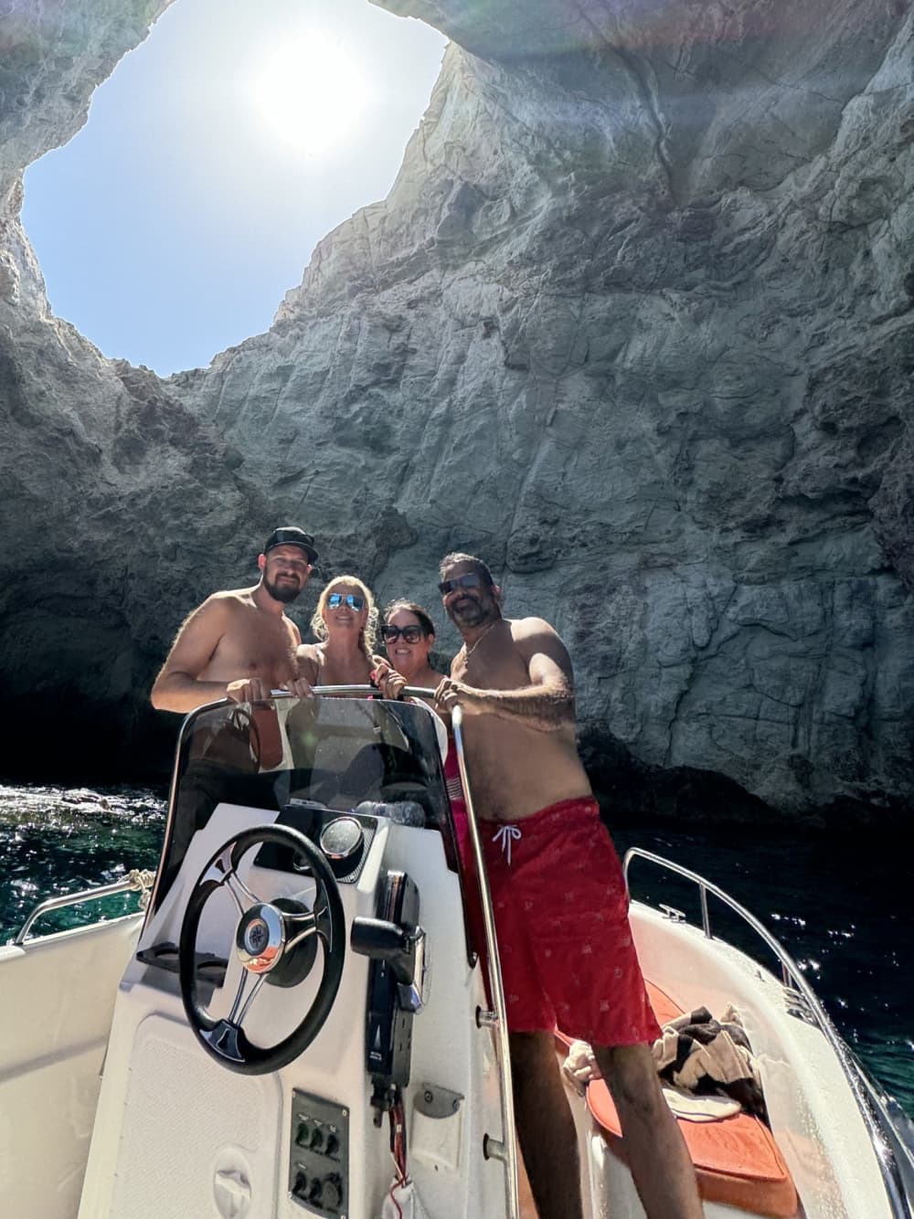 Excursion d'une journée en bateau à moteur 🌊

Découvrez la beauté cachée du port de Milos : eaux cristallines, grottes secrètes et vues côtières inoubliables, le tout en une journée incroyable.