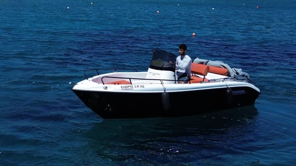 Ολοήμερη εκδρομή με μηχανοκίνητο σκάφος 🌊
Ανακαλύψτε την κρυμμένη ομορφιά του λιμανιού της Μήλου—κρυστάλλινα νερά, μυστικές σπηλιές και αξέχαστη θέα στην ακτή, όλα σε μια απίστευτη μέρα.