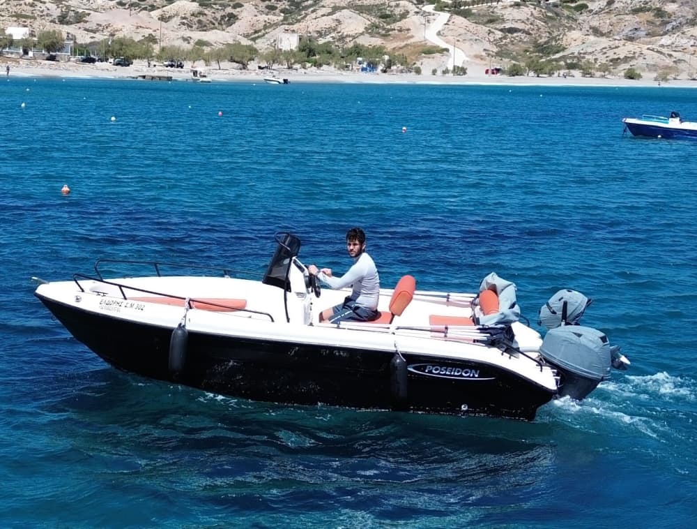 Ολοήμερη εκδρομή με μηχανοκίνητο σκάφος 🌊
Ανακαλύψτε την κρυμμένη ομορφιά του λιμανιού της Μήλου—κρυστάλλινα νερά, μυστικές σπηλιές και αξέχαστη θέα στην ακτή, όλα σε μια απίστευτη μέρα.
