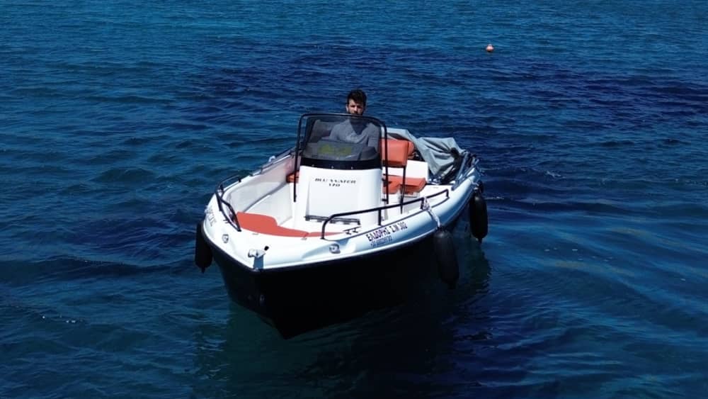 Ολοήμερη εκδρομή με μηχανοκίνητο σκάφος 🌊
Ανακαλύψτε την κρυμμένη ομορφιά του λιμανιού της Μήλου—κρυστάλλινα νερά, μυστικές σπηλιές και αξέχαστη θέα στην ακτή, όλα σε μια απίστευτη μέρα.