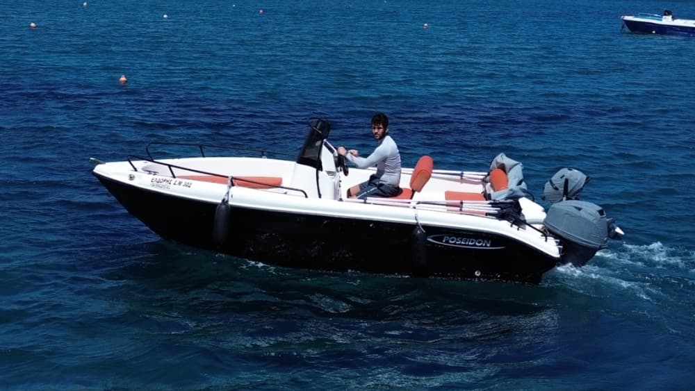 Ολοήμερη εκδρομή με μηχανοκίνητο σκάφος 🌊
Ανακαλύψτε την κρυμμένη ομορφιά του λιμανιού της Μήλου—κρυστάλλινα νερά, μυστικές σπηλιές και αξέχαστη θέα στην ακτή, όλα σε μια απίστευτη μέρα.