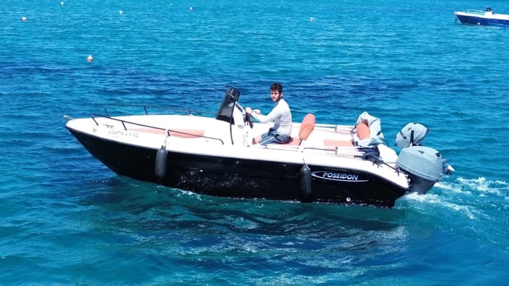 Ολοήμερη εκδρομή με μηχανοκίνητο σκάφος 🌊
Ανακαλύψτε την κρυμμένη ομορφιά του λιμανιού της Μήλου—κρυστάλλινα νερά, μυστικές σπηλιές και αξέχαστη θέα στην ακτή, όλα σε μια απίστευτη μέρα.