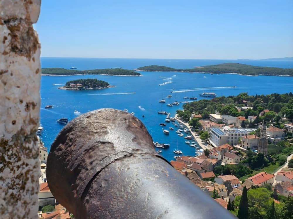 Escapada en barco de lujo con todo incluido a 4 islas con la ciudad de Hvar y las islas Pakleni