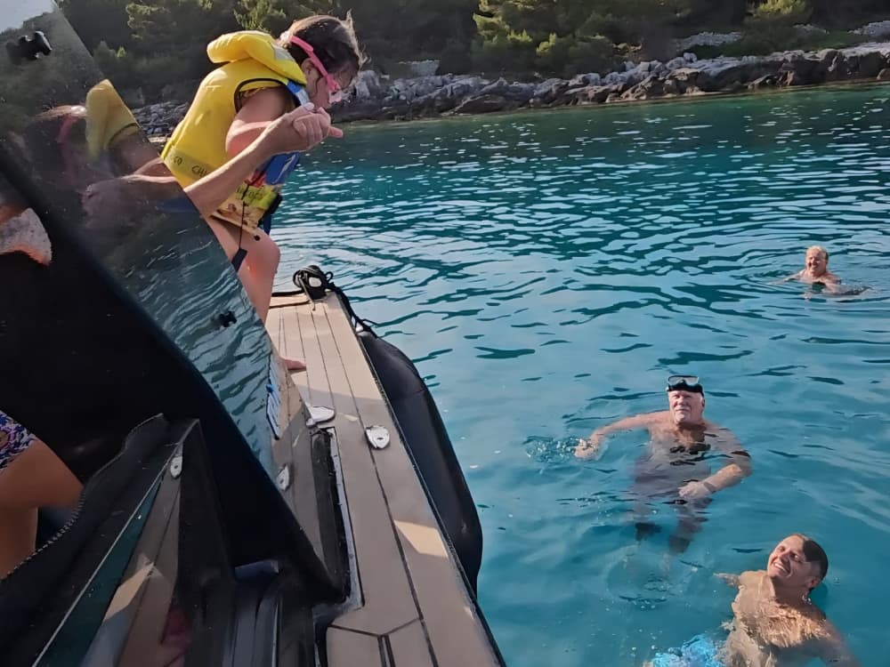 Escapada en barco de lujo con todo incluido a 4 islas con la ciudad de Hvar y las islas Pakleni