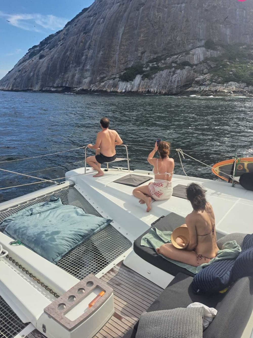 Excursión de lujo en catamarán de 8 horas en Río: ruta personalizada y experiencia de navegación moderna.