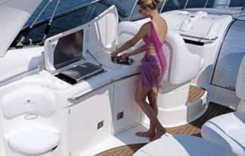 La tua fuga VIP a Blanes: un viaggio di 4 ore su uno yacht a motore.