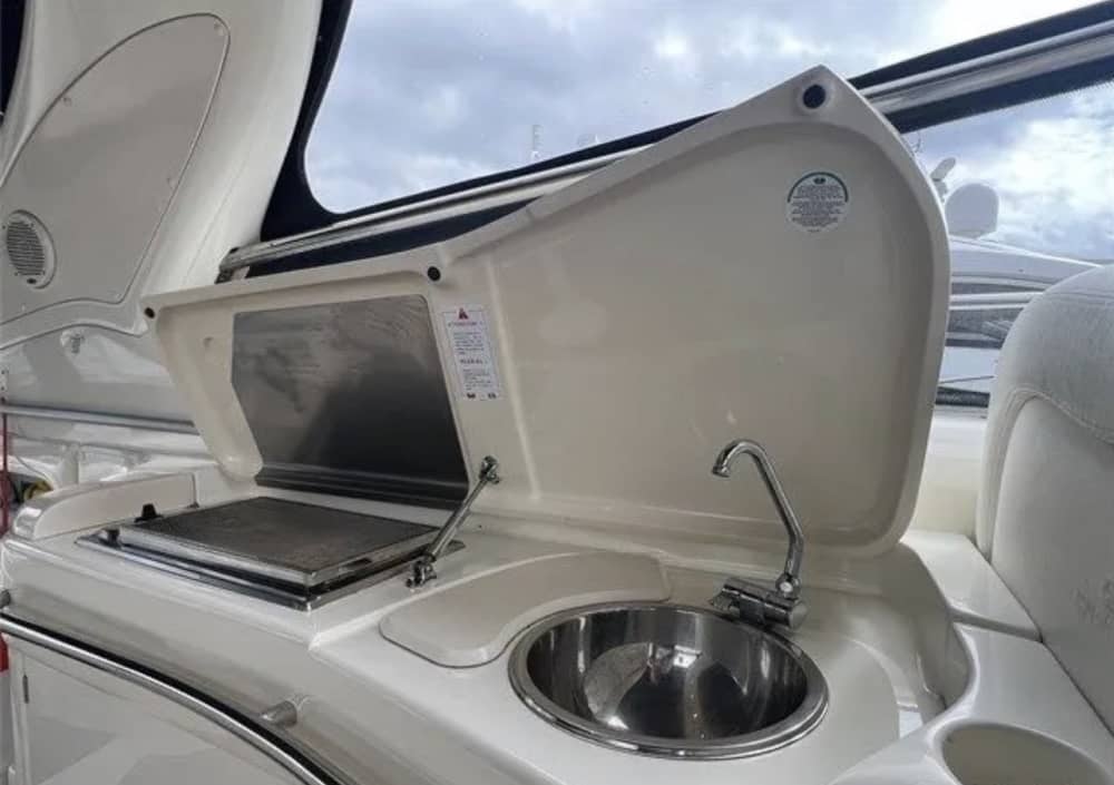 La tua fuga VIP a Blanes: un viaggio di 4 ore su uno yacht a motore.