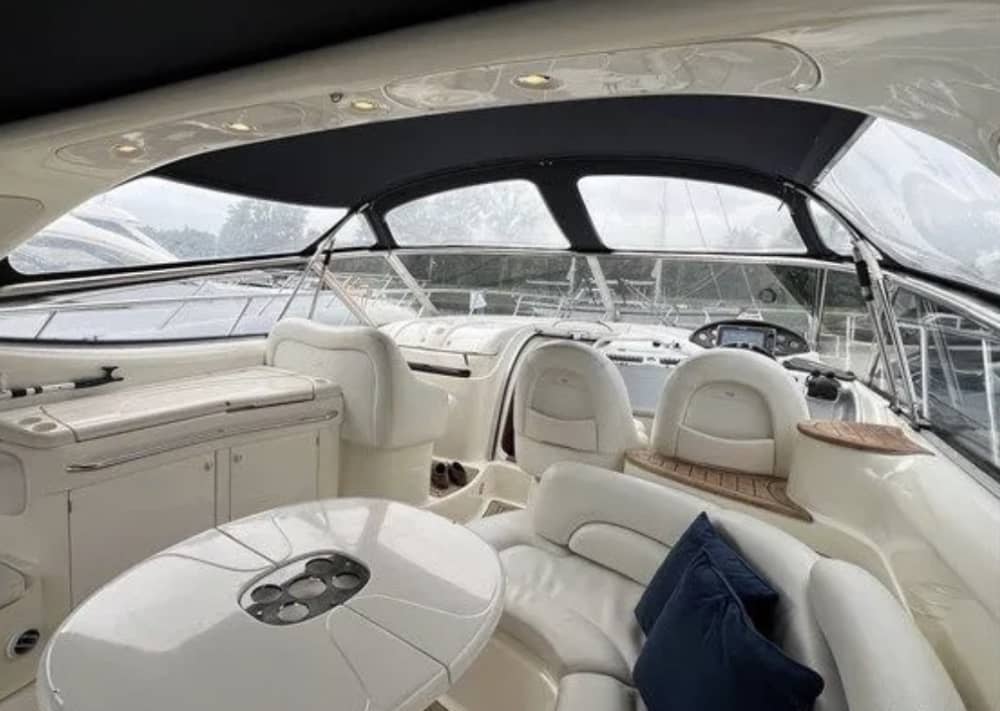 La tua fuga VIP a Blanes: un viaggio di 4 ore su uno yacht a motore.