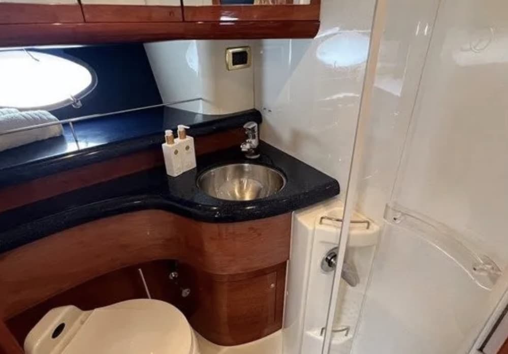 La tua fuga VIP a Blanes: un viaggio di 4 ore su uno yacht a motore.