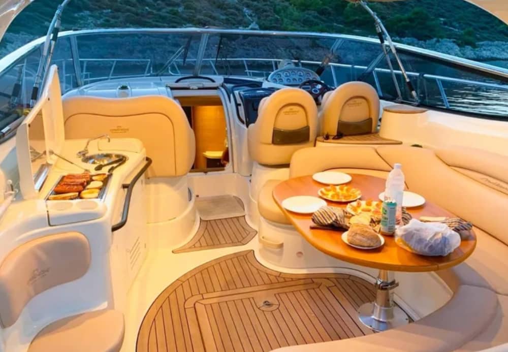 La tua fuga VIP a Blanes: un viaggio di 4 ore su uno yacht a motore.