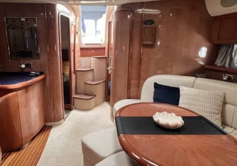 La tua fuga VIP a Blanes: un viaggio di 4 ore su uno yacht a motore.