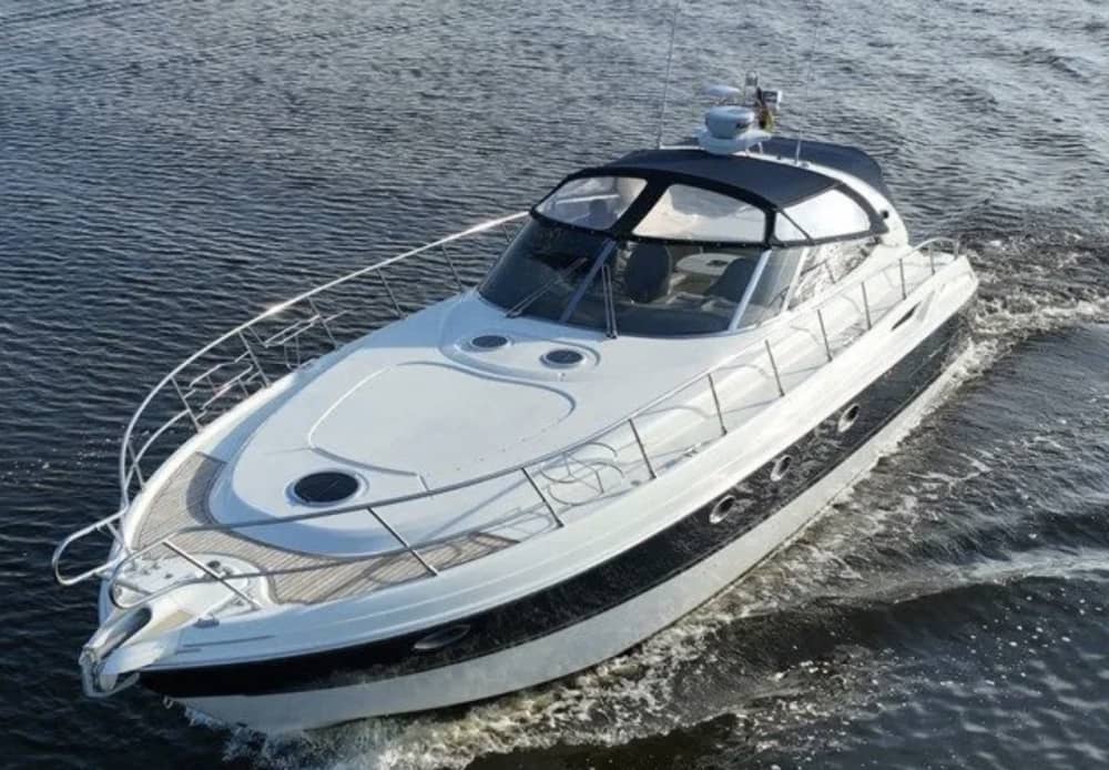 La tua fuga VIP a Blanes: un viaggio di 4 ore su uno yacht a motore.