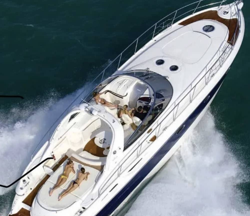 La tua fuga VIP a Blanes: un viaggio di 4 ore su uno yacht a motore.