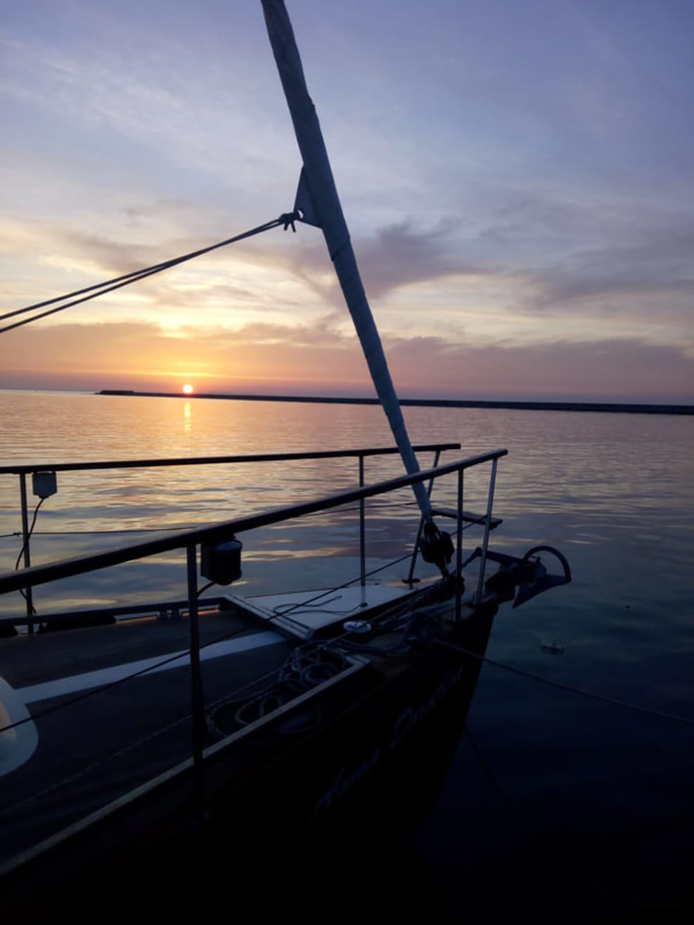 Ιστιοπλοΐα με Ανατολή & Περιήγηση Γαλήνης – Μήλος με το Πρωινό Φως