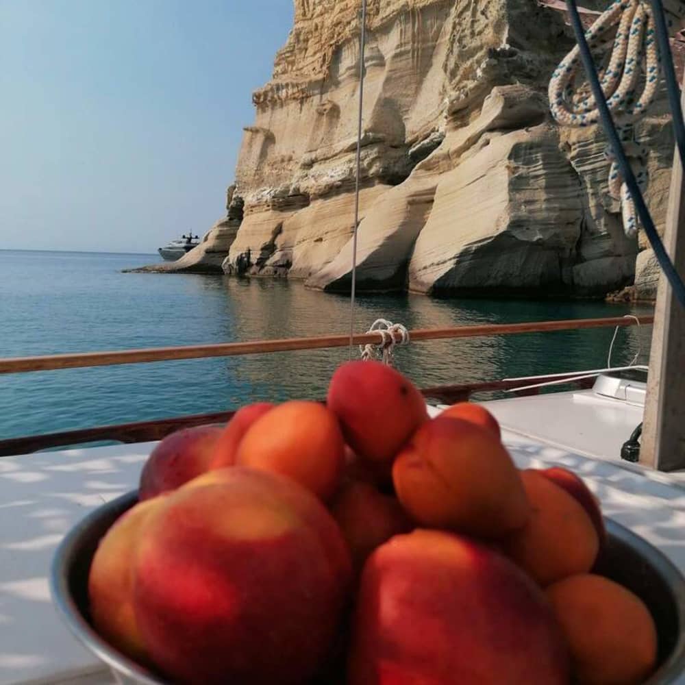 Κλέφτικο: Ιστιοπλοΐα, κολύμπι και φαγητό σε κρησφύγετο πειρατών